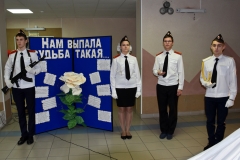 Почётный караул учащихся Сытоминской средней школы встречают ветеранов на акции «Зажги свечу памяти»
